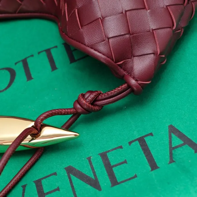 Original leather, batch 2060, the old-money style BV Sardine large size has been shipped🔥 Nowadays, many fashionable, rich and tasteful Jimei people are carrying the same bag invariably. It’s Bottega Veneta Sardine! Because this BV Sardine bag is so beautiful and high-end! The arc-shaped intrecciato woven bag body, paired with metal sardine handles, looks like a work of art, allowing people to ponder and appreciate it. Currently Sardine has launched three sizes for everyone to choose from. This is the largest size🉑️hand-held🉑️armpit🉑️single shoulder🉑️crossbody. It is a very high-quality and relatively niche treasure model. It will be very special when you carry it when you go out. It allows you to have the freedom of carrying a bag. Sisters go crazy. Style number: 7468-1# Size: 39*31*12cm
